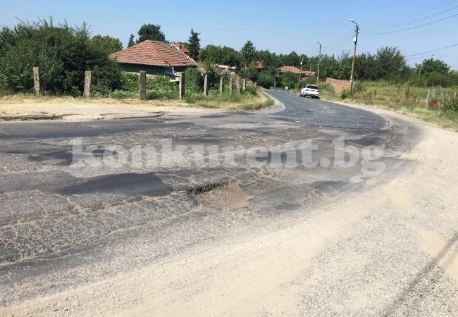 Депутат спука две гуми в ломска дупка