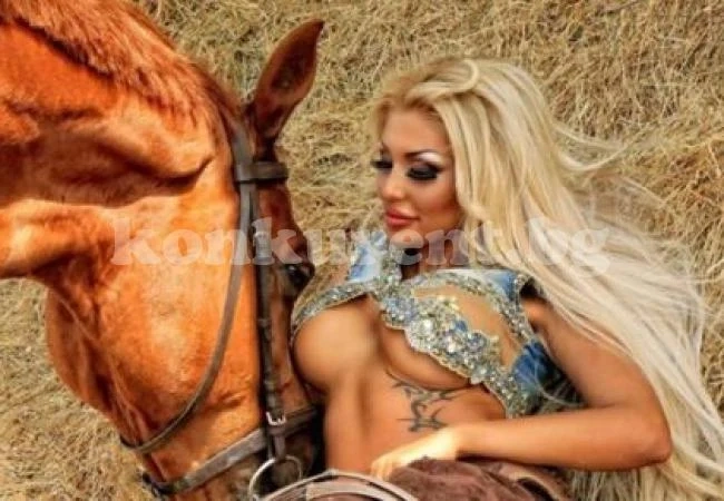 Джулиана Гани гола и гореща в обора (СНИМКИ 18+)