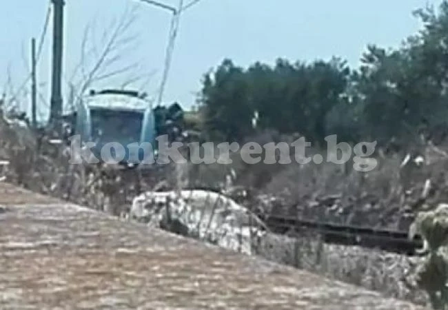 Жестока катастрофа между два влака, има загинали! (СНИМКA)