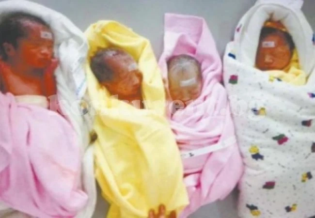 Млада майка роди четиризнаци. Няма да повярвате какви имена им даде!