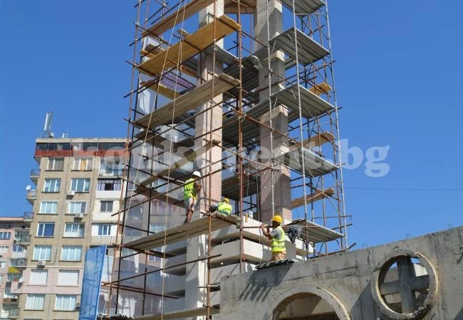 Пет камбани монтират на новия храм в Монтана