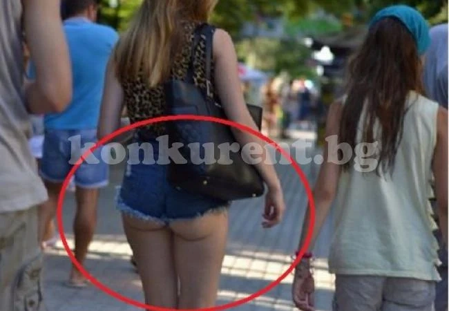 Жена се разходи по шортички, които не скриват нищо отзад (СНИМКА 18+)