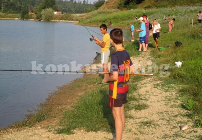 Деца се състезаваха с въдици в ръка край „Агов дол”