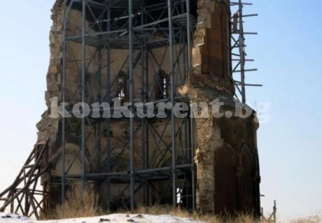 Историята зад мистичната „половин църква”