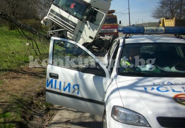 Камион се блъсна в скат и пламна