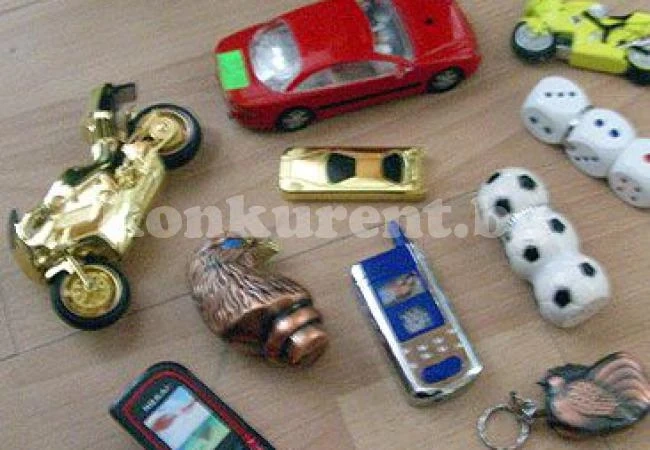 Хлапета свиха играчки от детска градина