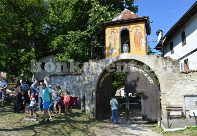 С курбан и водосвет Струпешкият манастир отбеляза храмовия си празник