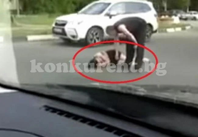 Полугола дама заспа на шосе след изтощителен секс с петима