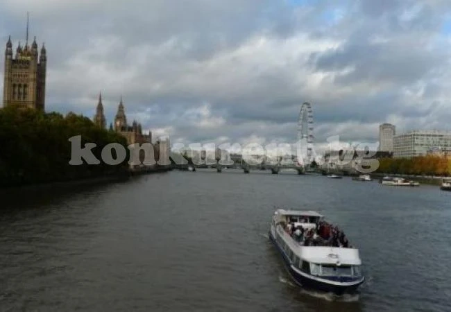 Британка напусна работа, за да се рови в калта на Темза
