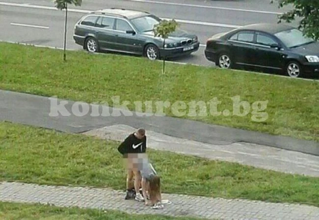 Двойка прави секс насред тротоара до булевард (СНИМКА 18+)