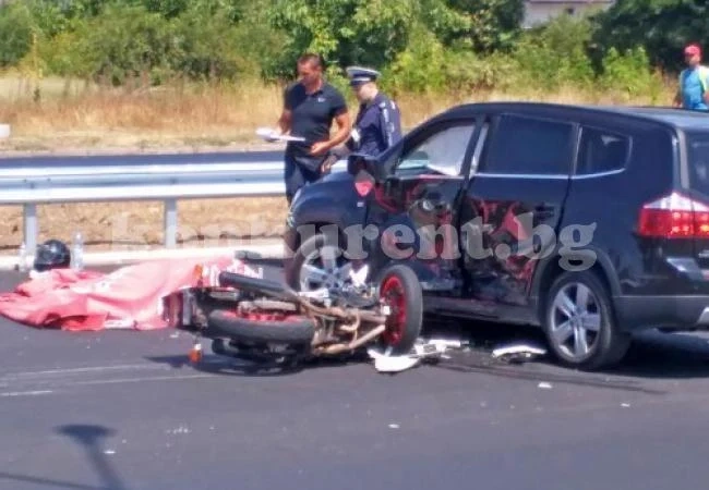 Полицейски служител пострада при жесток удар между джип и мотор