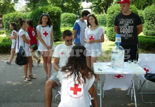Раздават вода на видинчани в жегата