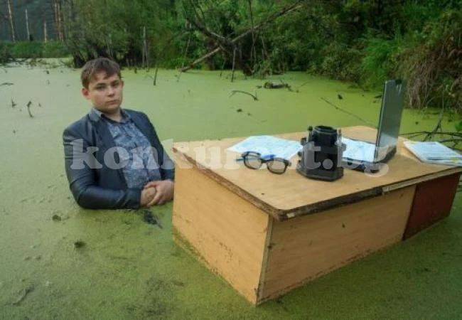 Ученик си направи фотосесия в...блато (СНИМКИ)