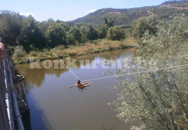 Смелчаги летят от скалите край Мездра