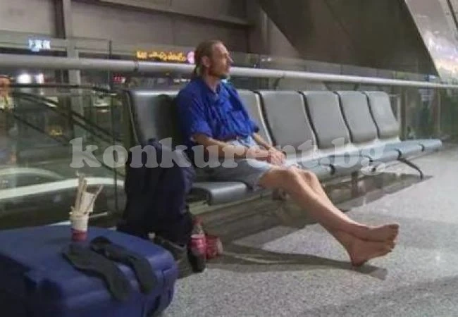 Влюбен прелетя над 7 000 км и чака 10 дни своята виртуална любима на летище (СНИМКИ)