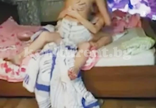 Ученички нажежиха мрежата с любовните си ласки (ГОРЕЩО ВИДЕО 18+)