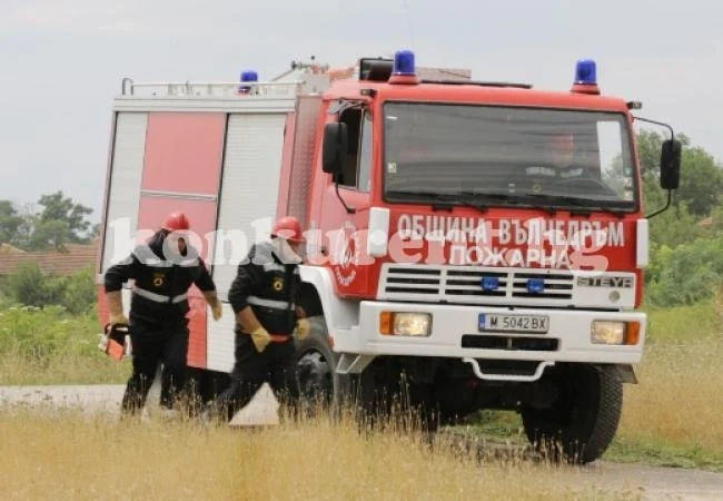Пожарникари гасиха 1 500 декара в Монтанско