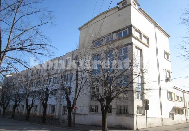 Школа и забавачки в Монтанско си търсят качествени кадри
