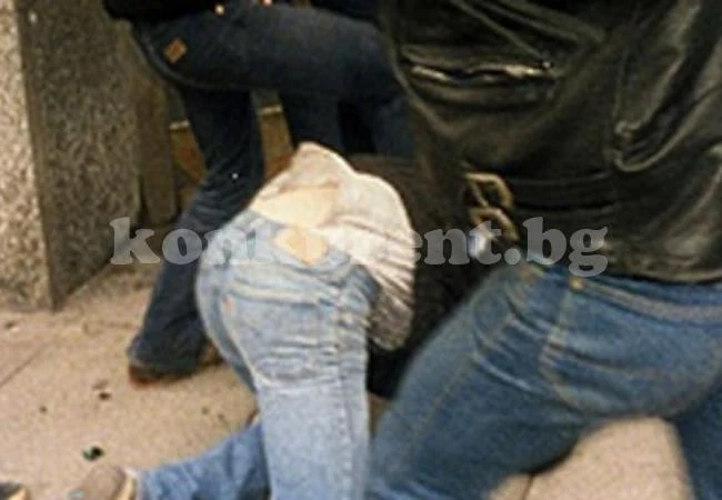 Трио апаши наби и ограби жител на Грамада