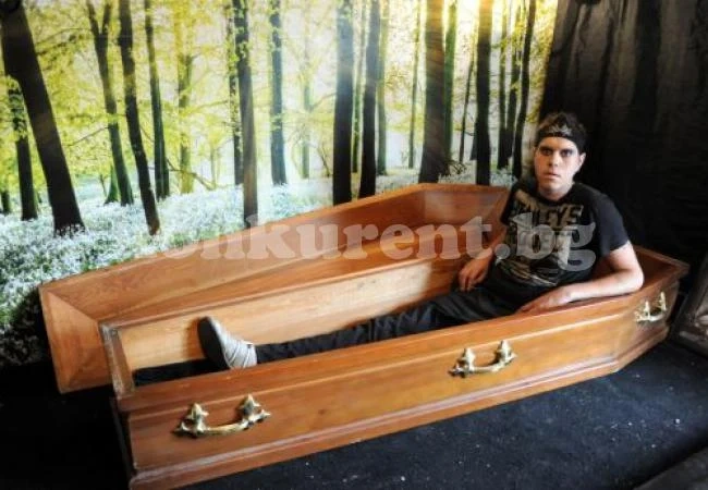 Съвременен вампир, който пие кръв и спи в ковчег иска...да бъде приеман като всички други (СНИМКИ)