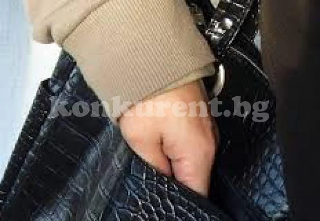 Задигнаха портмоне от клиентка в магазин
