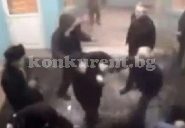 Банда с ножове обгради пенсионер, но след това се случи нещо, което никой не очакваше... (СНИМКИ/ВИДЕО 18+)