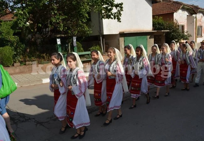 Първи фест събра певци и танцьори под връх Стовци