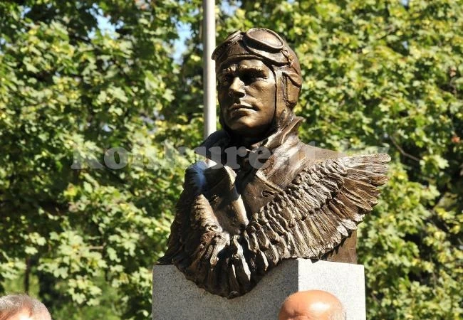 Откриха паметник на авиатора Богдан Илиев