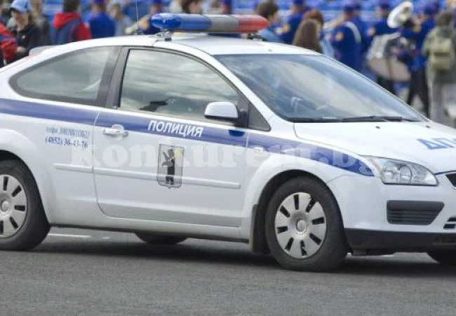 Въоръжени с брадви и пистолети нападнаха ченгета