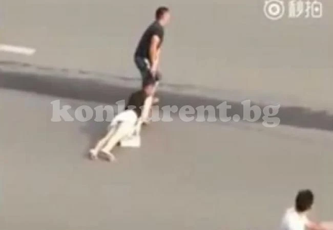 Мъж пресече улица, влачейки жена за косата (ВИДЕО)