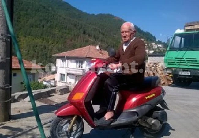 На 92 г. дядо кара скутерче и се моли по пет пъти на ден
