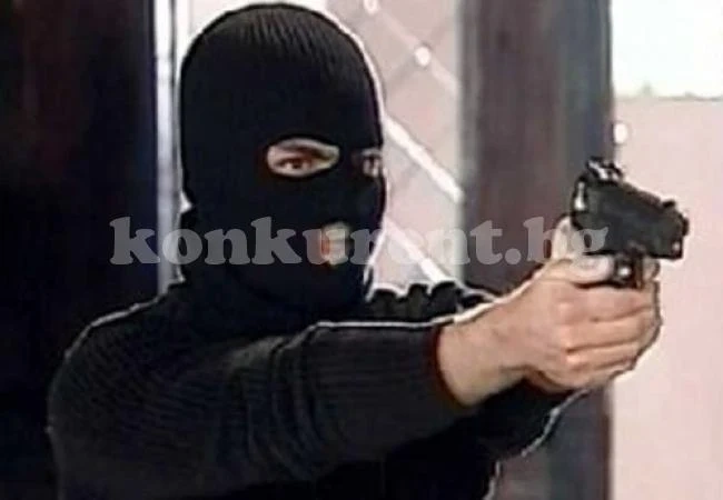 Въоръжен мъж ограби банка, задигна милиони