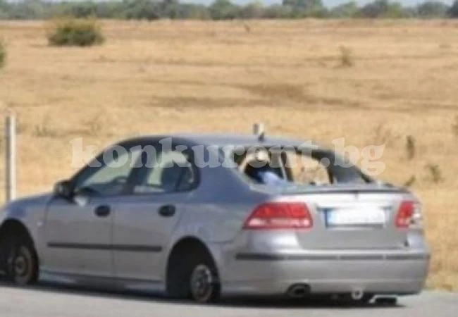 Свирепи автоджамбази оглозгаха аварирала кола, докато собственикът й търсел помощ