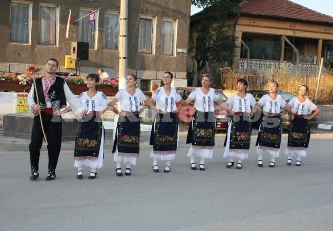 В Сланотрън се веселиха с гости около софрите