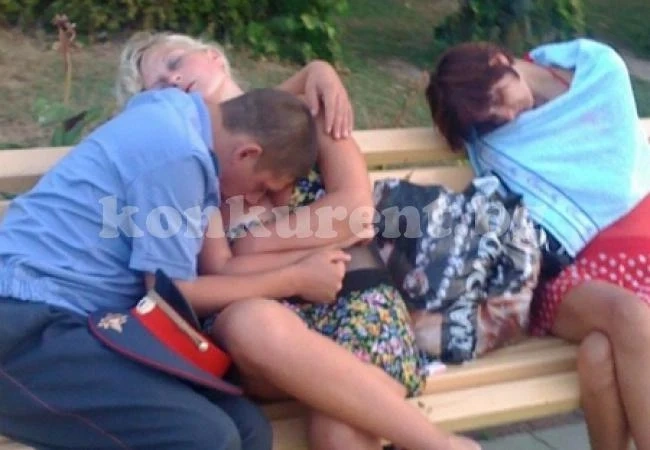 Уморен полицай заспа върху пищната гола гръд на състрадателна девойка