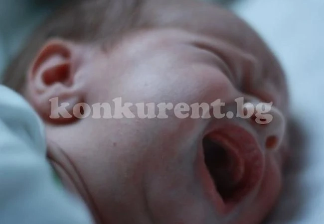 Бебе е в болница с опасност за живота, подозират родителите