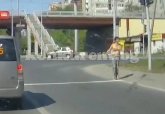 Момиче се съблече до кръста и тръгна да стопира коли на кръстовище (ВИДЕО 18+)