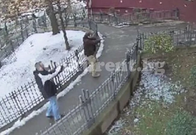 Полицаи стрелят по тийнейджър 16 пъти, докато той се предава