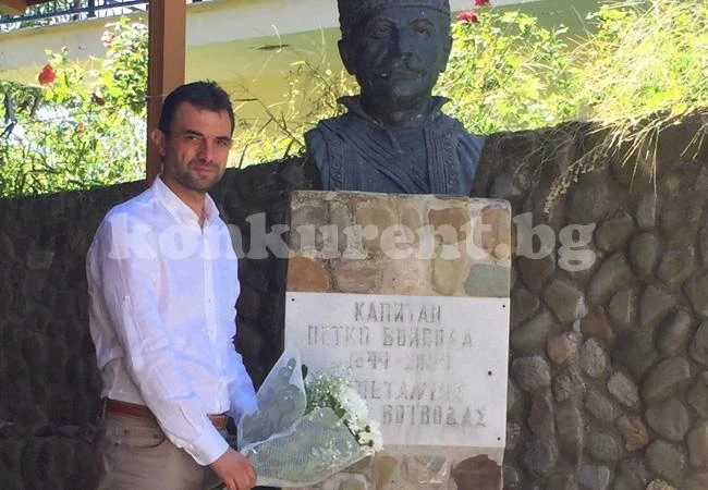 Явор Хайтов поднесе цветя пред паметника на капитан Петко Войвода