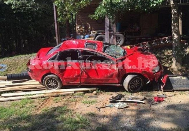Разгневен баща потроши колата на дъщеря си, защото се размотавала с момче /СНИМКИ/