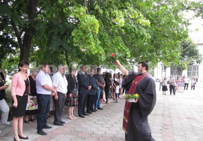 Тържествен ритуал събра множество на централния площад в Криводол