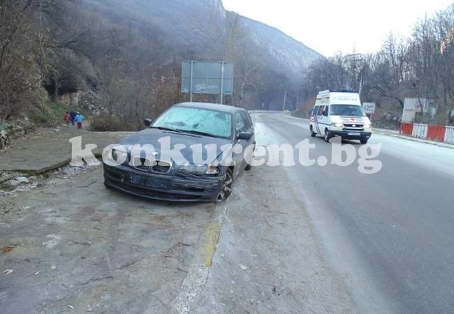 Софиянец с „BMW“ отнесе предпазна ограда във Враца