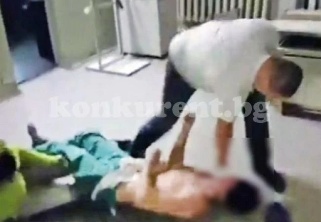 Мъж преби брутално лекар в болница (ВИДЕО 18+)