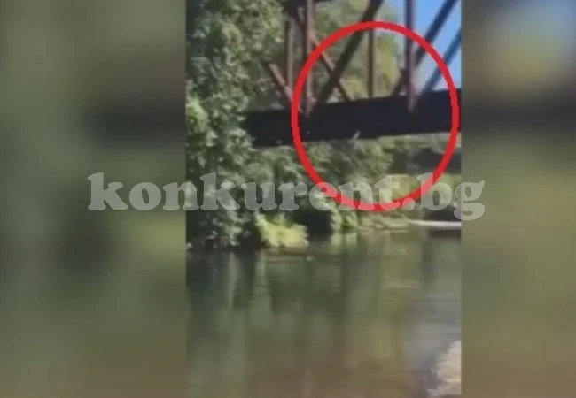 Майка изхвърли 4-годишното си дете от мост (ВИДЕО 18+)
