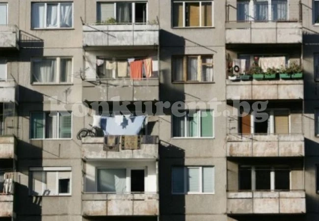 Девойка събра очите на комшиите, пече се гола на балкона (СНИМКА 18+)