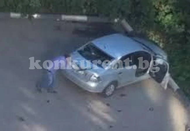 Брат на пациент на болница изпочупи с бухалка колата на хирург (ВИДЕО)