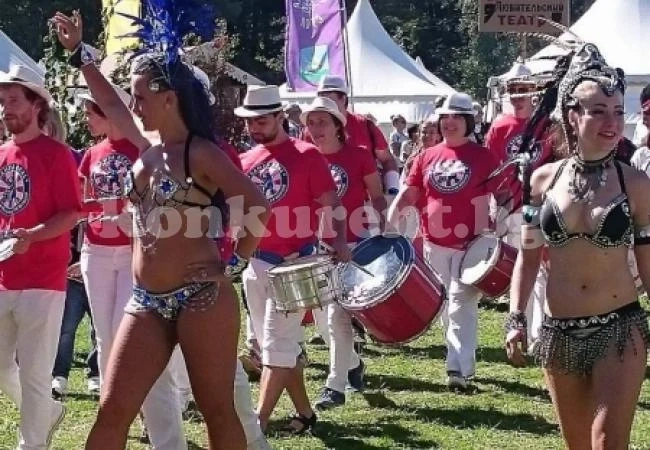 Разголени танцьорки възмутиха родители (ВИДЕО)