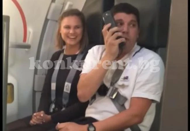 Вижте уникалния начин, по който стюард в самолет забавлява пътниците (ВИДЕО)