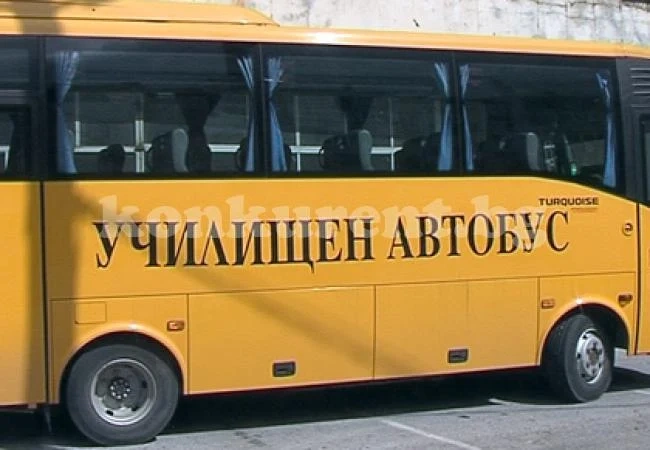 Училищни автобуси в Роман минават по опасен участък, откъснат от свлачище
