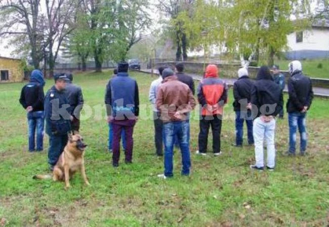 Задържаха 14 бежанци в помпена станция